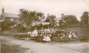 Children-on-the-Green-1910s Children-on-the-Green-1910s
