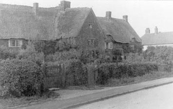Thatched-cottages-Knightcote-1920s Thatched-cottages-Knightcote-1920s